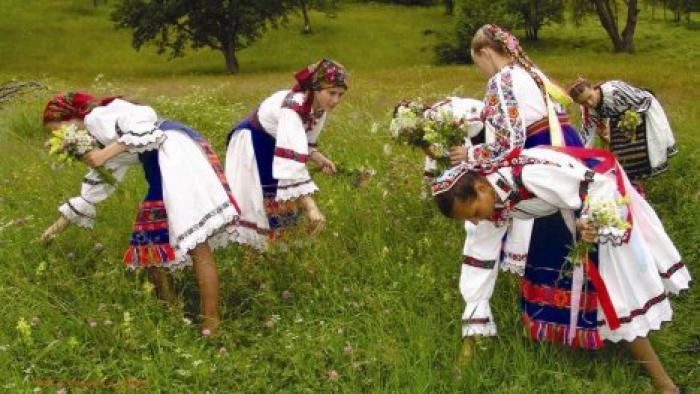 Вышитые рубахи, венки и танцы: в селе Леордоая отметили Ивана Купала