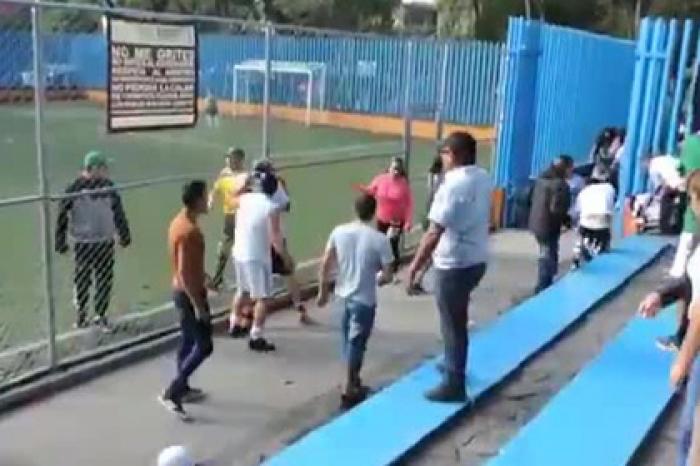 Взрослые учинили массовую драку во время детского футбольного матча