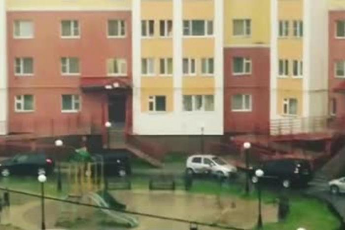 Ямальский ребенок покачался на качелях в ливень и грозу