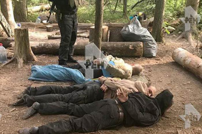 Задержание боровшихся за ЗОЖ националистов в подмосковном лесу попало на видео