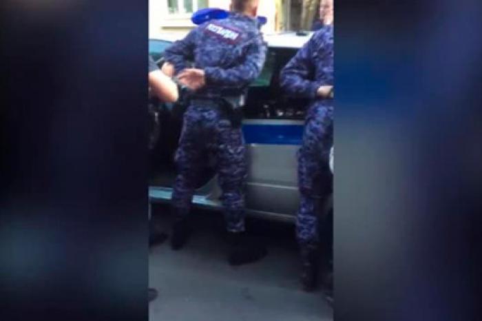 Задержание росгвардейцев за подбрасывание наркотиков попало на видео