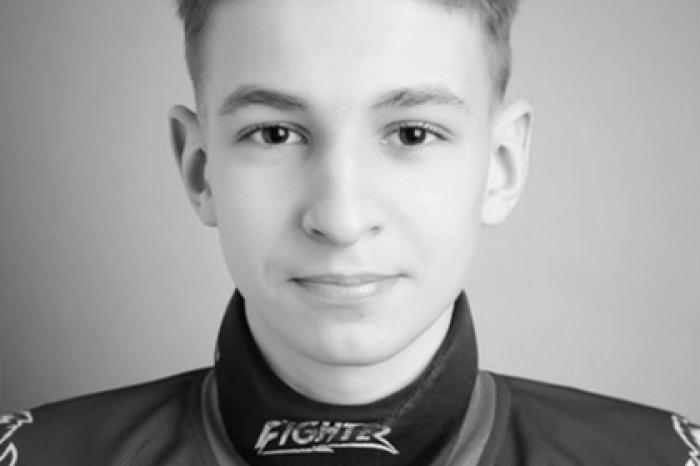 14-летний хоккеист пересекал пути в наушниках и попал под поезд
