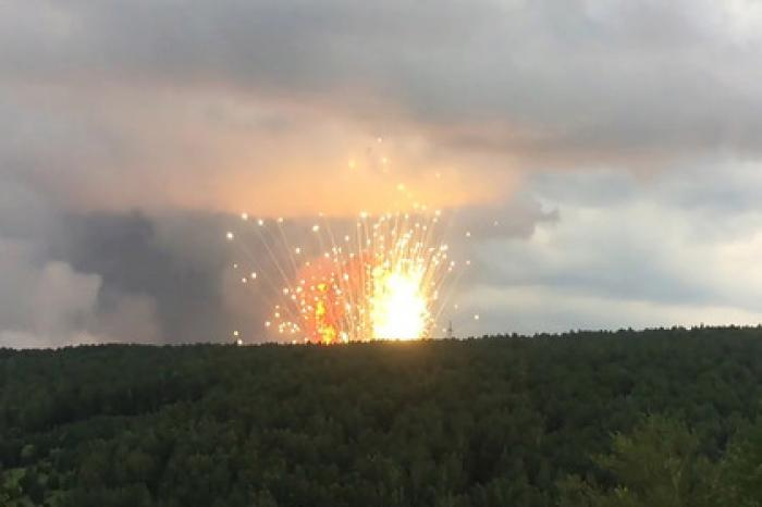Два пассажирских самолета оказались в небе над горящим складом с боеприпасами