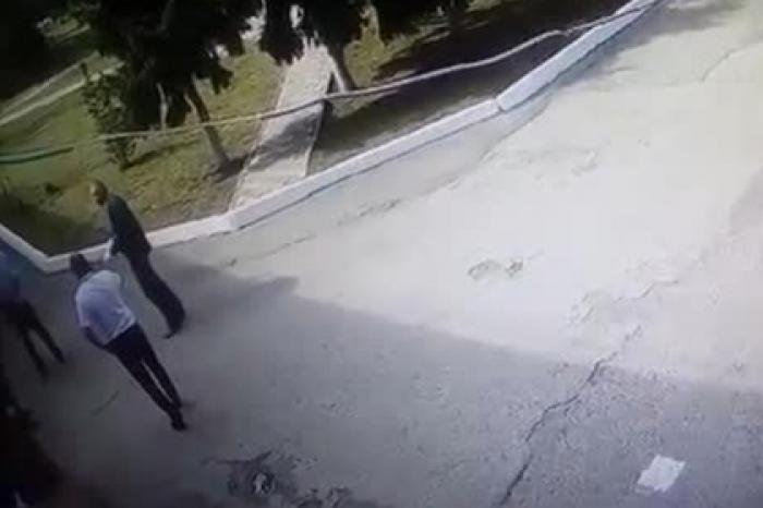 Избиение российского полицейского коллегами попало на видео