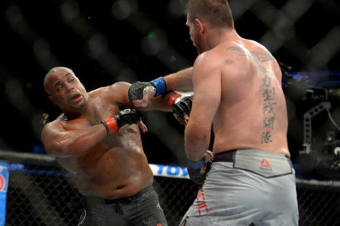Лучший боец UFC прокомментировал потерю титула