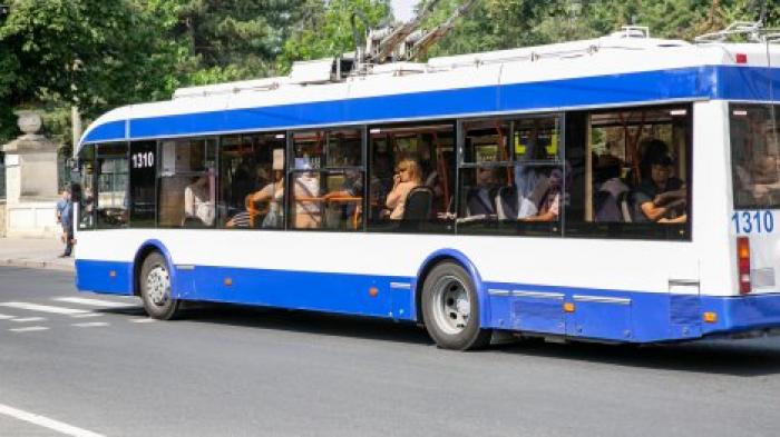 Музыканты Moldovan National Youth Orchestra дали концерт в троллейбусе, следующим до аэропорта