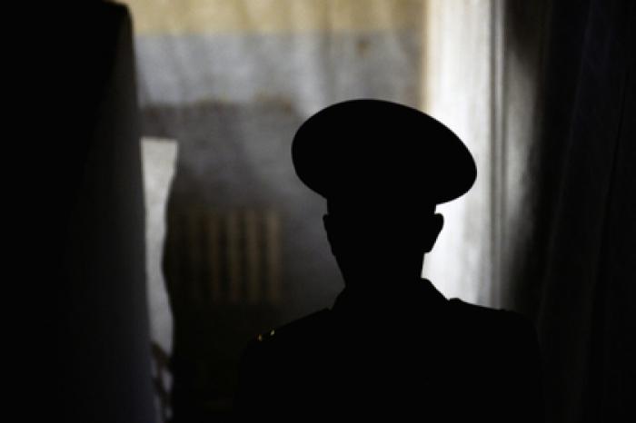 Начальник изолятора проглядел ножовку у арестанта и получил дело из-за побега
