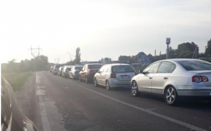 На границах с Украиной выстроились огромные очереди из автомобилей