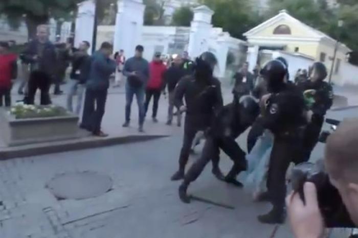 На избившего девушку на митинге полицейского захотели завести уголовное дело