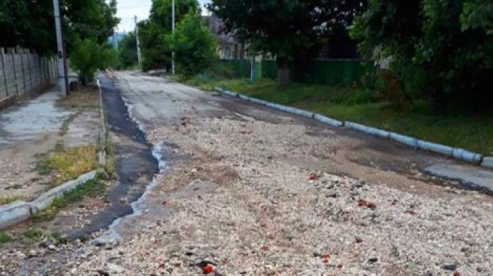 Проливной дождь размыл дороги в Кишиневе