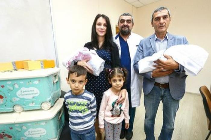 Родителям двойняшек подарили наборы «Я родился в Подмосковье!»