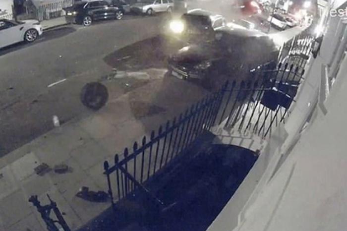 Уличный гонщик случайно разбил 11 дорогих машин и попал на видео