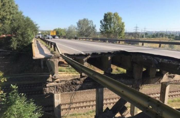 В Харькове обрушился автомобильный мост
