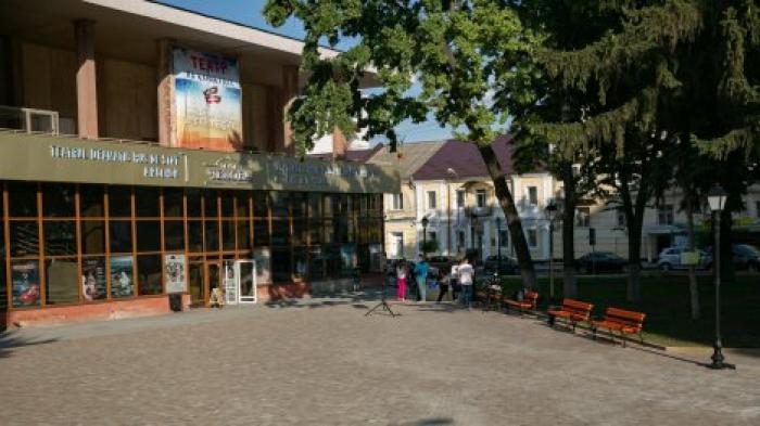 Волонтеры благоустроили сквер у театра имени Чехова