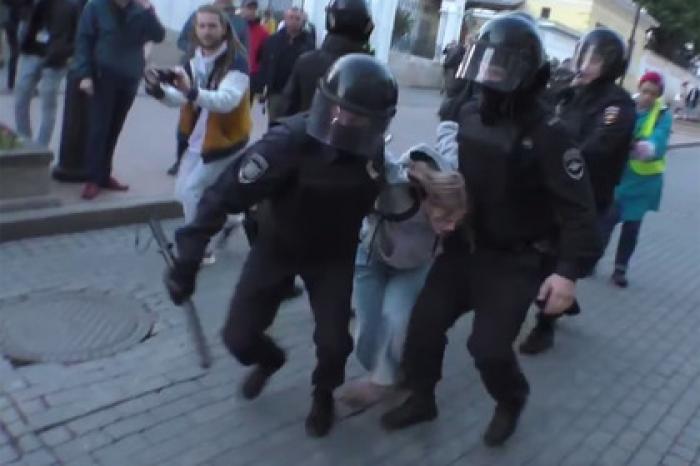 В Росгвардии открестились от ударившего на митинге девушку бойца