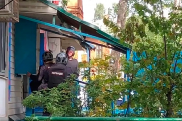 Захватившему парикмахерскую под Москвой дали коньяк и задержали