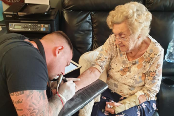 94-летняя прабабушка сделала татуировку в память об умершем муже
