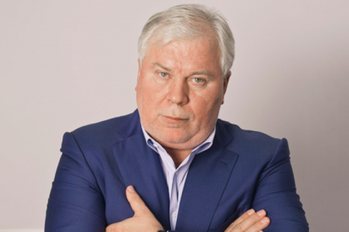 Адвокат откликнулся на просьбу Райкина о защите Устинова