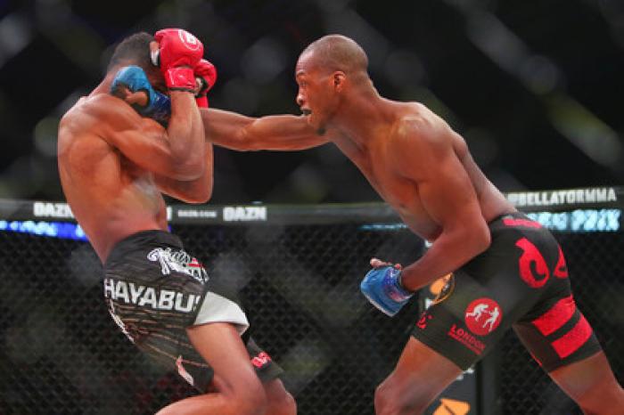 Боец MMA закончил поединок ударом коленом в прыжке и поиздевался над соперником