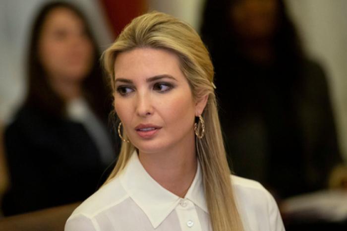 Дочь Трампа вышла на публику в оголяющем бедро платье