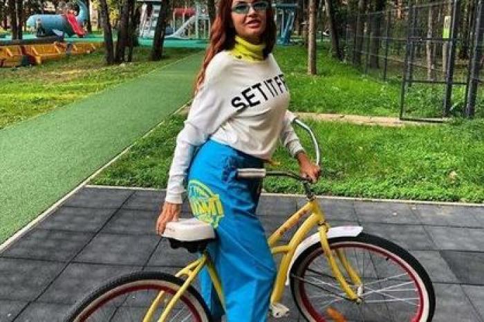 Эвелина Бледанс рухнула с велосипеда