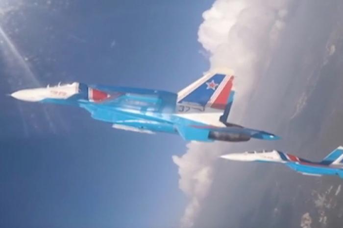 Групповую «петлю Нестерова» и «бочку» на Су-30 показали от лица пилота