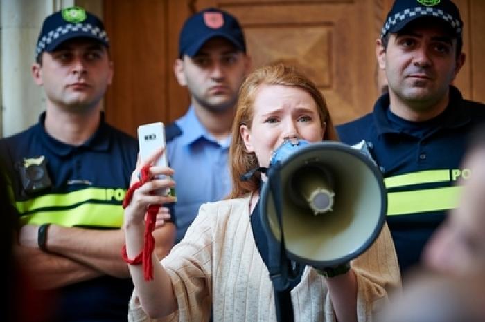Грузинский депутат подрался с митингующими