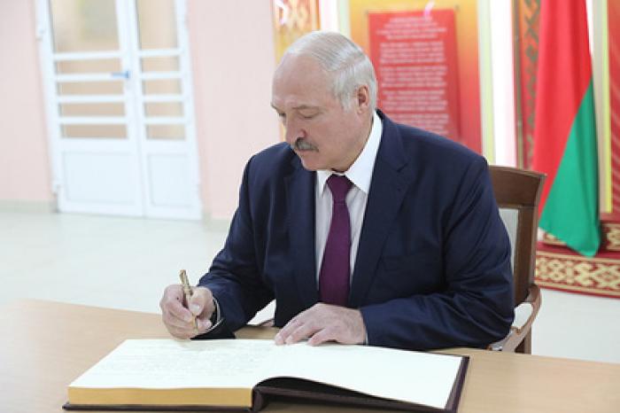 Лукашенко отказался от велосипеда из-за Зеленского