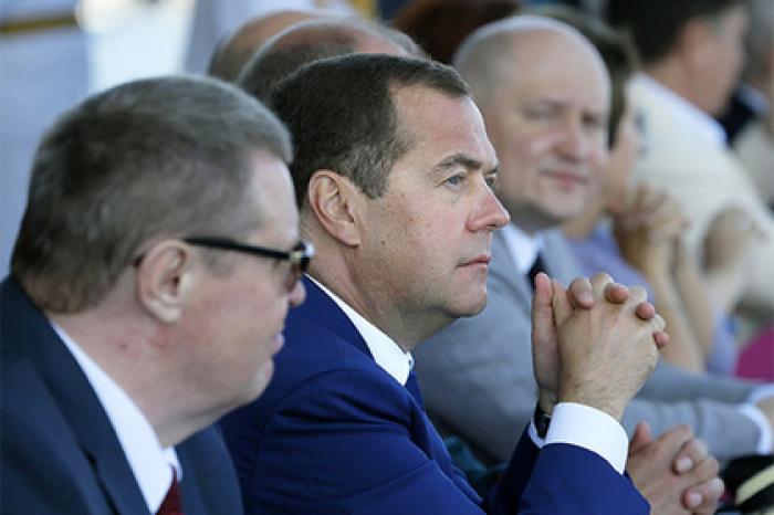 Медведев высказался о короткой рабочей неделе