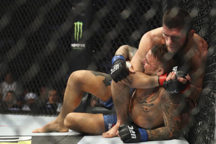 Нурмагомедов задушил Порье и защитил чемпионский пояс UFC