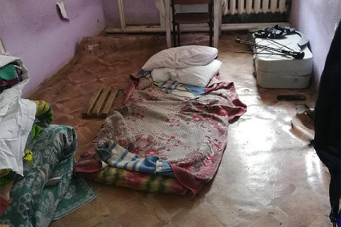 Отдыхающим на грязных матрасах врачам принесли три раскладушки