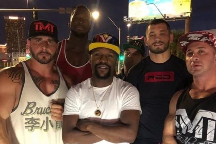 Первый узбек в истории UFC рассказал о дружбе с Мэйуэзером