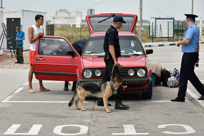 Пограничники ФСБ поймали в Крыму находящихся в розыске мошенника и вора