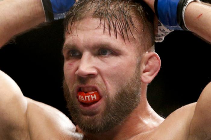 Получившего травму бойца UFC пришлось спасать от гнева фанатов