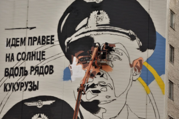 Посадивших самолет в кукурузное поле пилота и бортпроводника увековечили на доме
