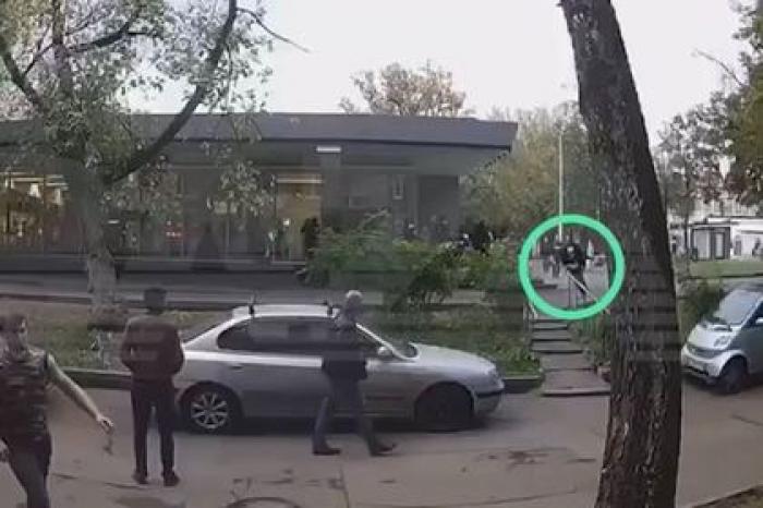 Появилось видео последних минут жизни раненного коллегой полицейского