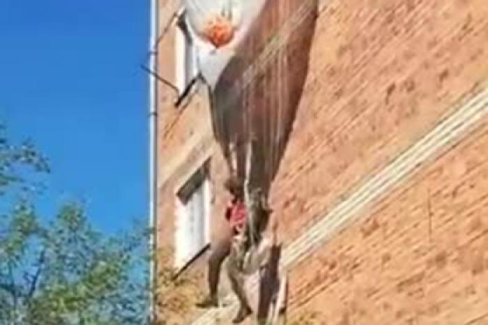 Появилось видео застрявшего на парашюте бойца ВДВ