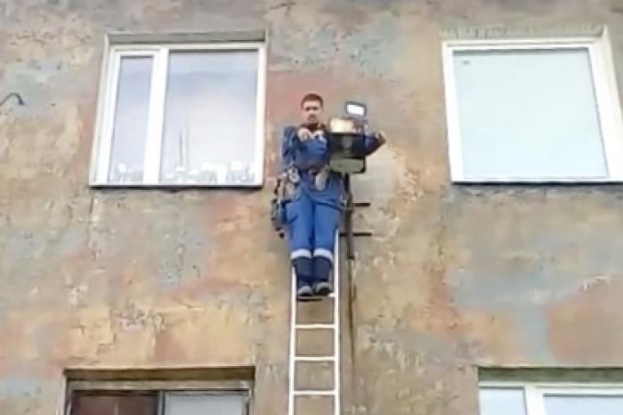 Российский электрик 20 лет дожидался чиновников и сам дал людям свет