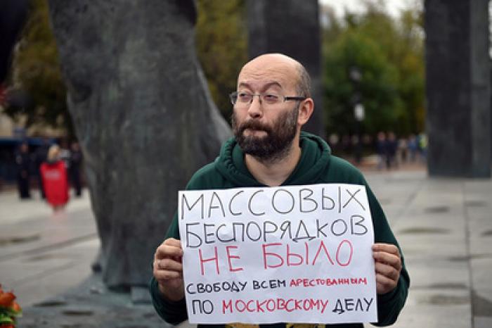 Суд вернул полиции протокол на журналиста Илью Азара из-за нарушений