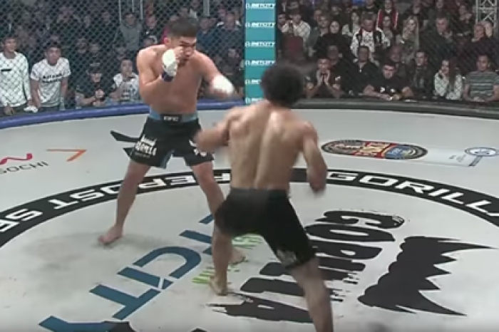 Боец MMA нокаутировал соперника ударом пяткой с разворота