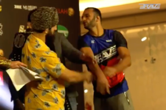 Боец MMA российского происхождения устроил драку на дуэли взглядов