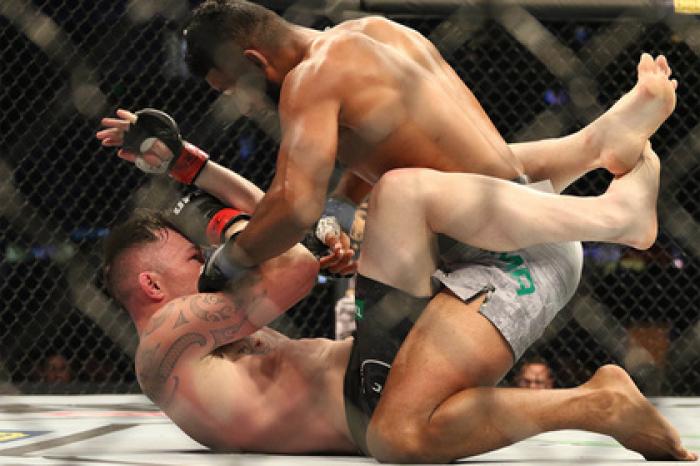 Боец UFC решил опротестовать собственную победу