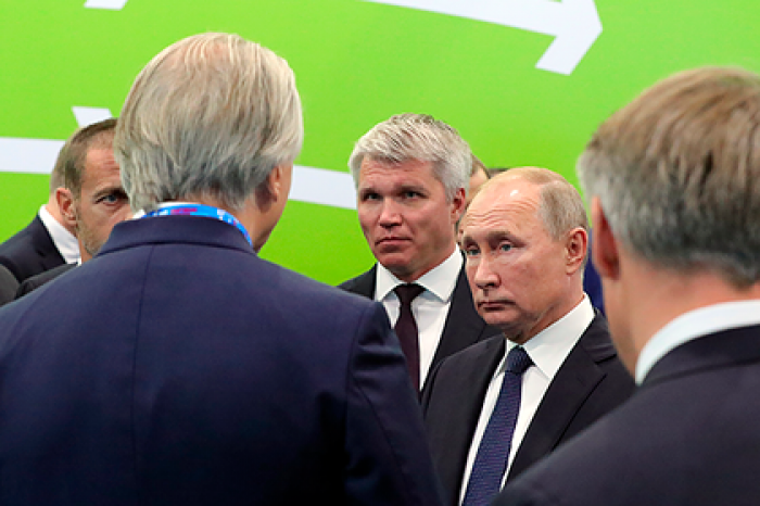 Боксерская перчатка с бриллиантами заставила Путина вспомнить о сломанном носе