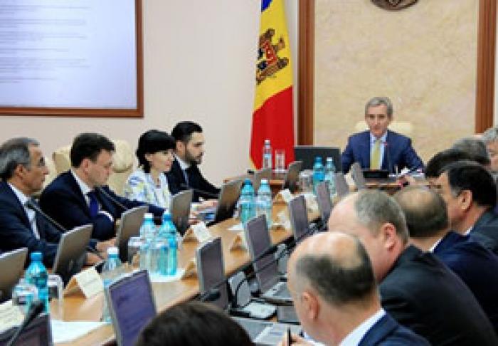LIBERALII CONSIDERĂ CĂ „PENTRU FURTUL MILIARDULUI TREBUIE TRAS LA RĂSPUNDERE ÎNTREGUL GUVERN LEANCĂ”