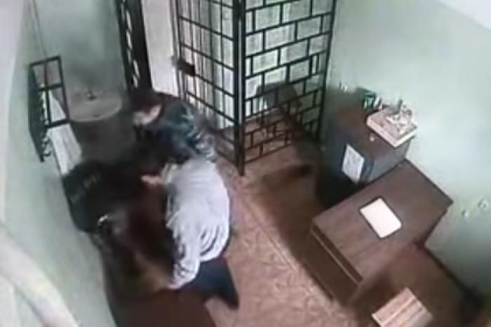 Начальник российской колонии получил дело за видео с избиением заключенного