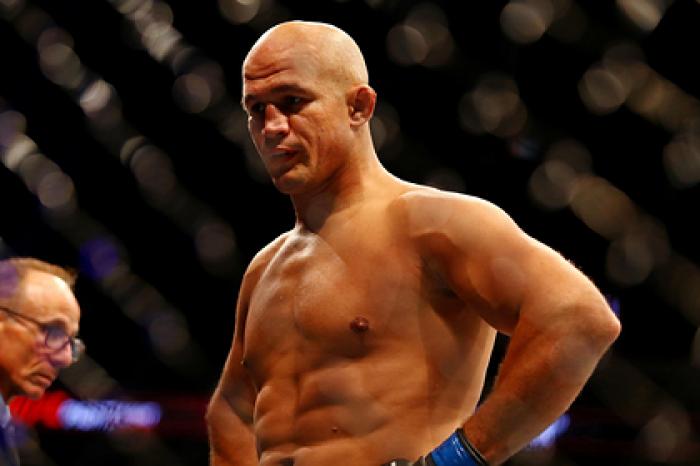 Один из бойцов отказался от участия в главном поединке турнира UFC в Москве