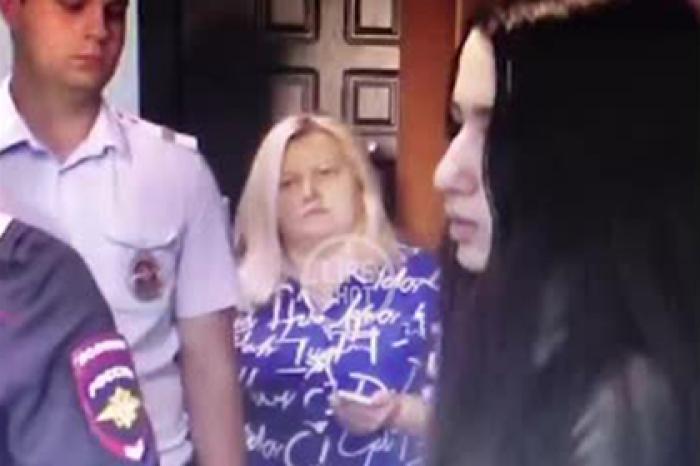 Опубликовано видео показаний сестер Хачатурян в квартире после убийства отца