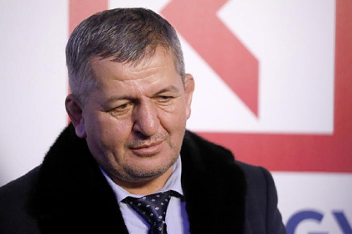 Отец Нурмагомедова объяснил начитанность сына