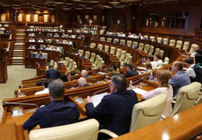 PARLAMENTUL A DISPUS GUVERNULUI SĂ EXAMINEZE POSIBILITATEA REVIZUIRII LEGII MILIARDULUI
