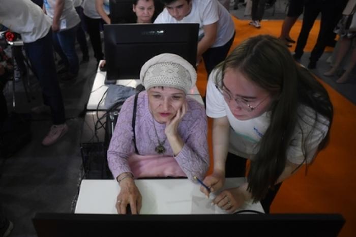 Подсчитано число ушедших в сеть пожилых россиян